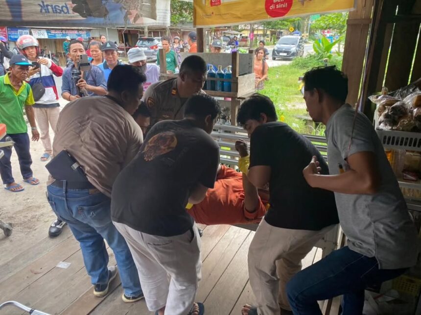 EVAKUASI : Kapolsek Sabangau, Iptu Ahmad Taufik saat mengevakuasi jenazah Benny Irawan (54) usai ditemukan meninggal dunia, Kamis (29/1/2025).(foto:polsek sabangau)