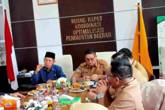 KUNJUNGAN : Badan Pendapatan Daerah (Bapenda) Provinsi Kalimantan Tengah menerima kunjungan Komisi I DPRD Provinsi Kalteng, Senin (3/2/2025), di Ruang Rapat OPAD Kantor Bapenda Provinsi Kalimantan Tengah. (foto:mmc)