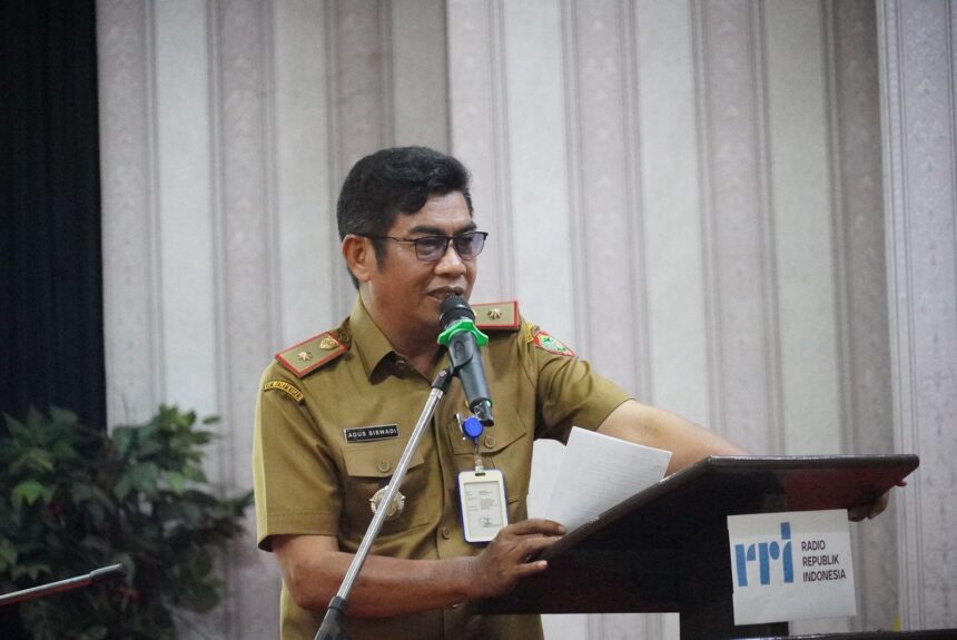 HADIRI : Gubernur Kalteng,Sugianto Sabran melalui Kepala Diskominfosantik Kalteng, Agus Siswadi hadiri Serah Terima Jabatan Kepala LPP Radio Republik Indonesia (RRI) Palangka Raya, dari Dwi Korianingsih kepada Tri Umi Setyawati, di Kantor LPP RRI Palangka Raya, Selasa (4/2/2025). (foto:mmc)