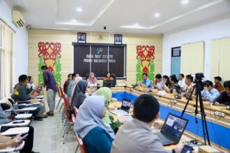 HADIRI : Asisten Perekonomian dan Pembangunan (Ekbang) Sekretariat Daerah Provinsi Kalimantan Tengah (Setda Kalteng), Sri Widanarni  menghadiri secara langsung Konferensi Pers Berita Resmi Statistik BPS  Kalteng,  di Ruang Vicon  LT. II Kantor BPS  Kalteng, Rabu (05/02/2025). (foto:mmc)