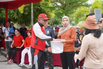 SENAM : Dalam rangka meningkatkan kesehatan, kebugaran jasmani, dan untuk menjalin keakraban tali silaturahmi antara Pegawai Negeri Sipil (PNS) dan Pegawai Kontrak, Pemprov Kalteng gelar senam pagi bersama, di Halaman Kantor Gubernur Kalteng, Jumat (7/2/2025). (foto:mmc)