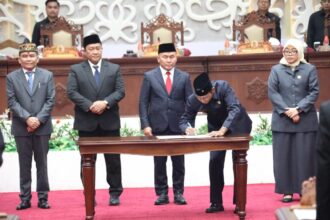 HADIRI : Gubernur Kalteng, H Sugianto Sabran hadiri Rapat Paripurna ke-3 Masa Persidangan II Tahun Sidang 2025, di Ruang Rapat Paripurna DPRD  Kalteng, Sabtu (8/2/2025). (foto:mmc kalteng)