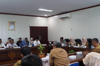PIMPIN RAPAT : Asisten Perekonomian dan Pembangunan Sekretariat Daerah Provinsi Kalimantan Tengah (Setda Prov. Kalteng) Sri Widanarni mewakili Plt. Sekda Kalteng, H.M Katma F. Dirun pimpin Rapat Persiapan Pelaksanaan National Halal Fair 2025, bertempat di Ruang Rapat Bajakah, LT. II Kantor Gubernur Kalteng, Selasa (11/02/2025). (foto:mmc)