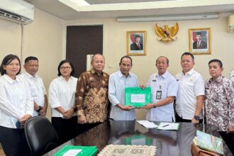 PENYERAHAN : Ketua DPRD Prov. Kalteng Arton S. Dohong bersama jajaran terkait Pemprov Kalteng saat menyerahkan berkas usulan peresmian Pemberhentian Gubernur dan Wakil Gubernur Kalteng masa jabatan 2021-2024, serta Usulan Peresmian Pengangkatan Gubernur dan Wakil Gubernur Kalteng terpilih hasil Pilkada 2024 masa jabatan 2025-2030 ke Kemendagri, Rabu (12/2/2025). (mmc kalteng)