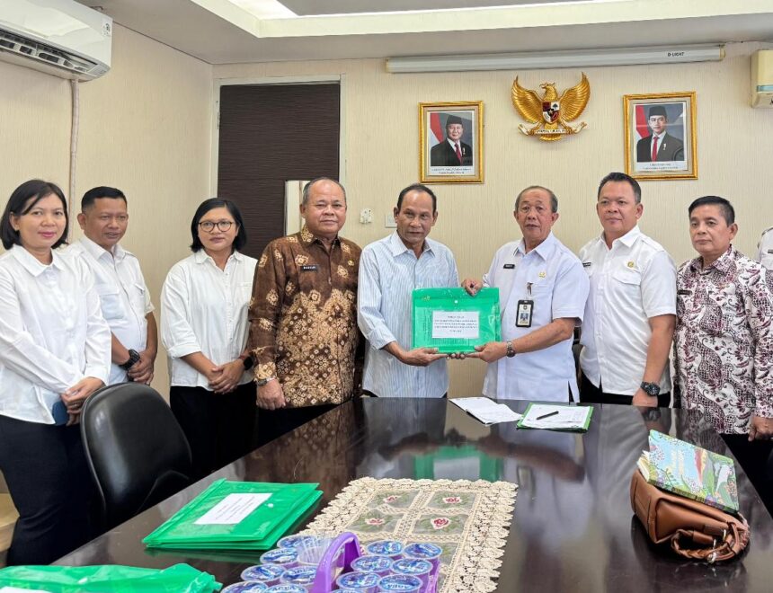 PENYERAHAN : Ketua DPRD Prov. Kalteng Arton S. Dohong bersama jajaran terkait Pemprov Kalteng saat menyerahkan berkas usulan peresmian Pemberhentian Gubernur dan Wakil Gubernur Kalteng masa jabatan 2021-2024, serta Usulan Peresmian Pengangkatan Gubernur dan Wakil Gubernur Kalteng terpilih hasil Pilkada 2024 masa jabatan 2025-2030 ke Kemendagri, Rabu (12/2/2025). (mmc kalteng)