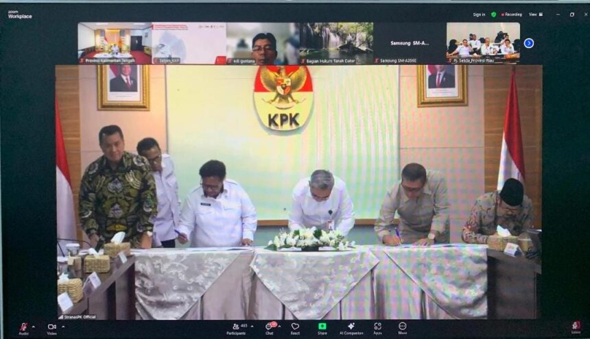 HADIRI : Pemprov Kalteng yang diwakili oleh Inspektur Daerah Saring hadiri Penandatanganan Surat Keputusan Bersama (SKB) Strategi Nasional Pencegahan Korupsi (Stranas PK) secara virtual, di Ruang Rapat Bajakah, Kantor Gubernur Kalteng, Rabu (12/2/2025). (FOTO: mmc Kalteng)