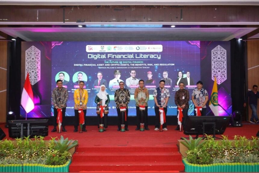 LITERASI KEUANGAN : Asisten Perekonomian dan Pembangunan (Ekbang) Setda Kalteng, Sri Widanarni buka Kuliah Umum Literasi Keuangan, di Aula Palangka Universitas Palangka Raya, Jumat (14/2/2025).  (foto:mmc)