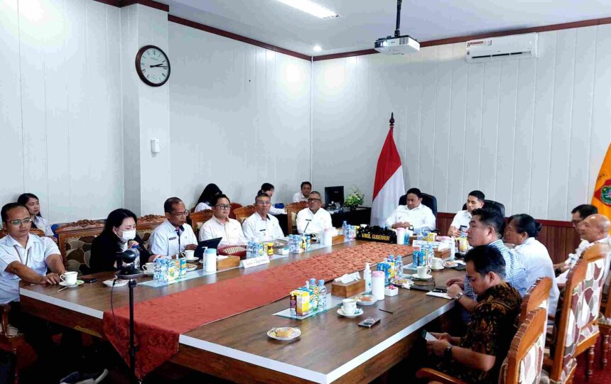 RAKOR : Wakil Gubernur Kalimantan Tengah, Edy Pratowo didampingi Plt. Sekretaris Daerah (Sekda) Kalteng, Katma F. Dirun memimpin rapat koordinasi lintas sektor terkait rencana pembangunan Rumah Sakit atau Loka Rehabilitasi Narkotika di Kalimantan Tengah, Rabu (12/2/2025), di Ruang Rapat Wakil Gubernur Kalimantan Tengah. (foto:mmc)