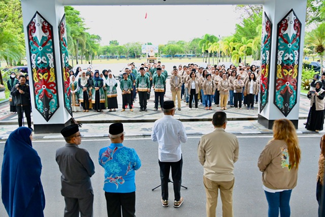 PELEPASAN : Plt. Sekretaris Daerah (Sekda) Provinsi Kalimantan Tengah (Kalteng), H.M Katma F Dirun mewakili Gubernur Kalteng melepas secara resmi Peserta Perjalanan Religi Pemprov Kalteng Tahun 2025 bertempat di depan Ruang Lobby Kantor Gubernur Kalteng, Jumat (14/02/2025). (foto:mmc)
