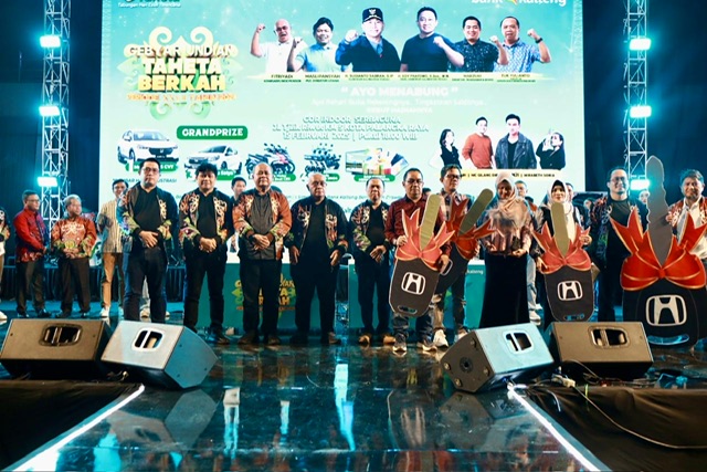 HADIRI : Plh Asisten Pemerintahan dan Kesra (Pemkesra) Sekretariat Daerah (setda) Provinsi Kalimantan Tengah (Kalteng), Maskur mewakili Gubernur Kalteng menghadiri acara Gebyar Undian Taheta Periode ke-28 Tahun 2024, bertempat di GOR Indoor Serbaguna Palangka Raya, Sabtu (15/02/2025) malam. (foto:mmc)
