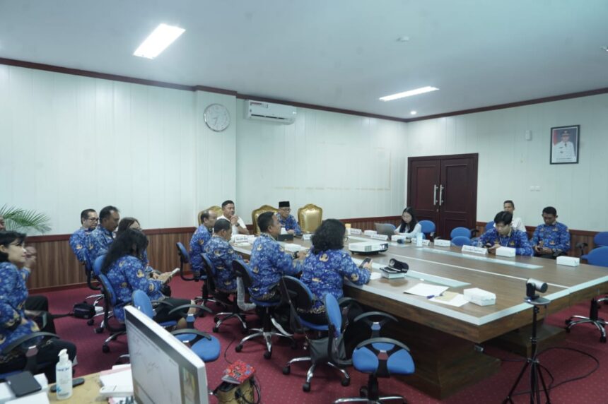 HADIRI : Staf Ahli (Sahli) Gubernur Kalimantan Tengah (Kalteng) Bidang Ekonomi, Keuangan dan Pembangunan, Yuas Elko menghadiri secara virtual Rapat Koordinasi Pengendalian Inflasi Tahun 2025 dan Pembahasan Persiapan Angkutan Lebaran Tahun 2025 bersama Menteri Dalam Negeri Republik Indonesia (Mendagri RI) dari Ruang Rapat Bajakah, LT. II Kantor Gubernur Kalteng, Senin (17/02/2025). (foto:mmc)