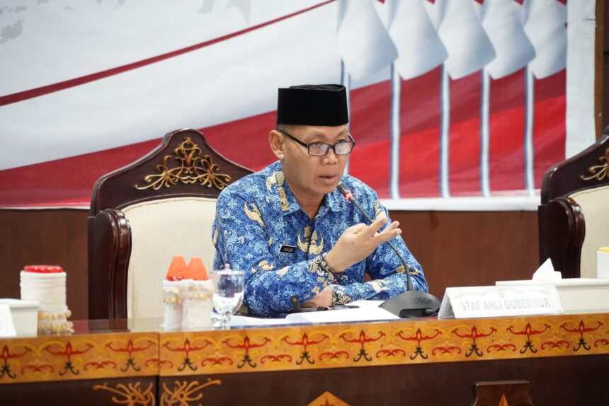 HADIRI : Staf Ahli (Sahli) Gubernur Bidang Ekonomi, Keuangan dan Pembangunan Yuas Elko hadiri Entry Meeting Pemeriksaan Interim Laporan Keuangan Pemerintah Daerah (LKPD) Tahun Anggaran 2024, di Aula Eka Hapakat, Kantor Gubernur Kalteng, Senin (17/2/2025). (foto:mmc)