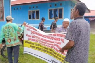 Puluhan Warga Desa Rawasari, Kecamatan Pulau Hancur, Kabupaten Kotawaringin Timur (Kotim) menggeruduk kantor desa setempat.