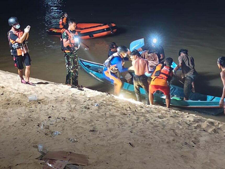 EVAKUASI : Tim gabungan saat mengevakuasi jasad korban tenggelam, di Sungai Mentaya, Jumat (14/2/2025). (foto:SAR Palangka Raya)