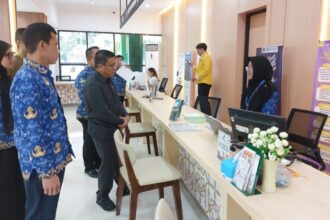 Ketua DPRD Kota Palangka Raya, Subandi saat meninjau Mall Pelayanan Publik Huma Betanga (Foto : Pri)