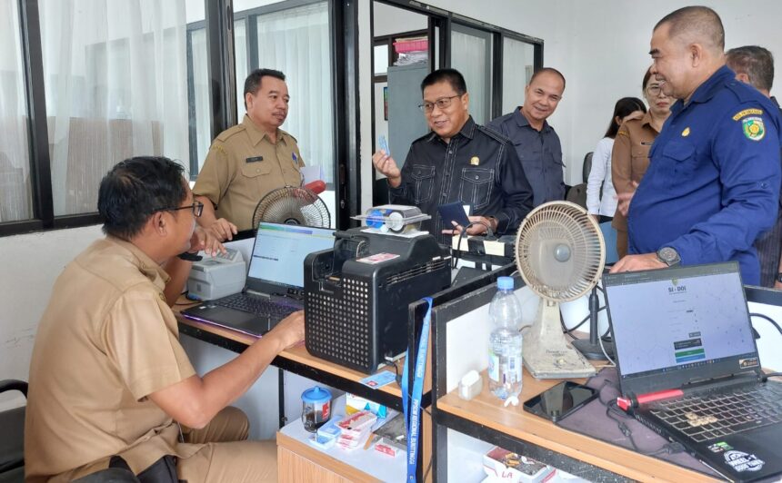 Ketua DPRD Kota Palangka Raya, Subandi saat meninjau pelayanan Disdukcapil Kota Palangka Raya (Foto : Pri)