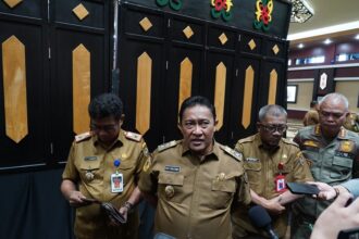 RAPAT : Wakil Gubernur (Wagub) Kalteng Edy Pratowo memimpin rapat dengan Pejabat JPT Pratama lingkup Pemerintah Provinsi Kalimantan Tengah, bertempat Aula Jayang Tingang (AJT), Lt. II di Kantor Gubernur Kalteng, Senin (24/2/2025). (foto:MMC)