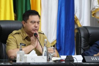 RAPAT : Sekretaris Jenderal (Sekjen) Kementerian Dalam Negeri (Kemendagri) Tomsi Tohir meminta pemerintah daerah (Pemda) untuk mengendalikan kenaikan harga menjelang Ramadan. Imbauan ini disampaikannya dalam Rapat Koordinasi (Rakor) Pengendalian Inflasi Tahun 2025 yang berlangsung secara hybrid dari Gedung Sasana Bhakti Praja (SBP) Kantor Pusat Kemendagri, Jakarta, Senin (24/2/2025). (foto:ist)