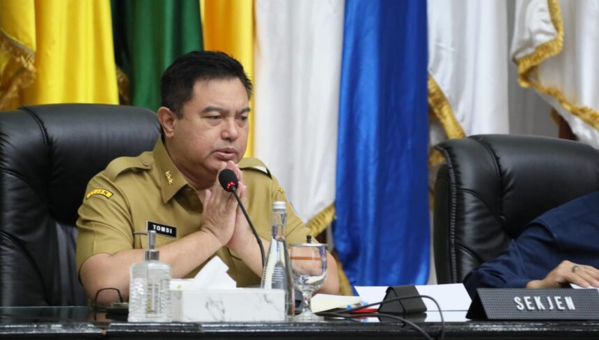 RAPAT : Sekretaris Jenderal (Sekjen) Kementerian Dalam Negeri (Kemendagri) Tomsi Tohir meminta pemerintah daerah (Pemda) untuk mengendalikan kenaikan harga menjelang Ramadan. Imbauan ini disampaikannya dalam Rapat Koordinasi (Rakor) Pengendalian Inflasi Tahun 2025 yang berlangsung secara hybrid dari Gedung Sasana Bhakti Praja (SBP) Kantor Pusat Kemendagri, Jakarta, Senin (24/2/2025). (foto:ist)