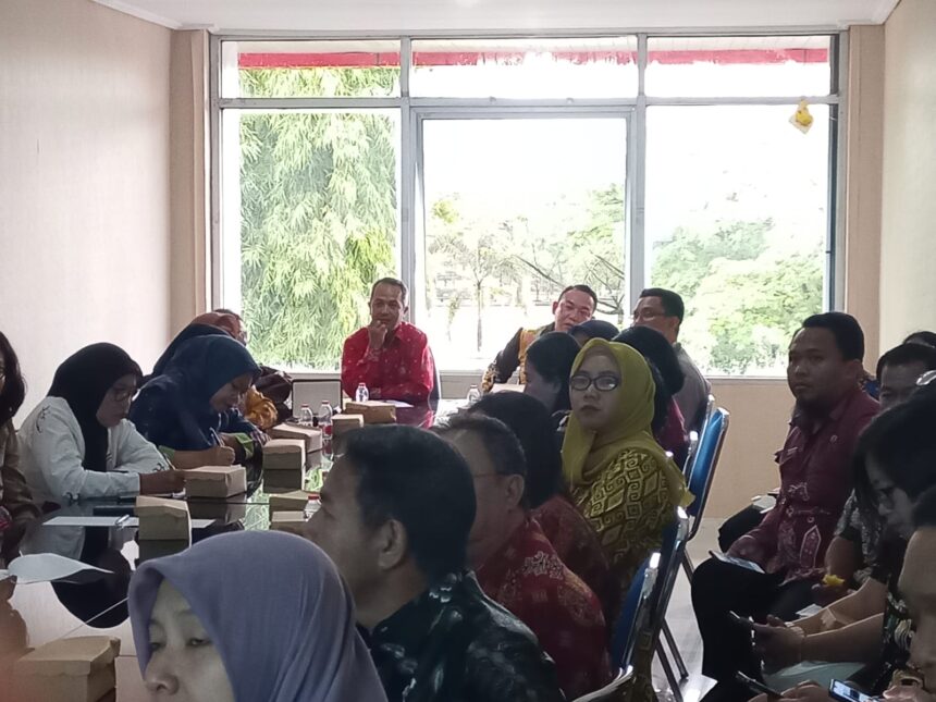 PIMPIN RAPAT : Plt. Kepala Biro Organisasi, Betri Susilawati pimpin rapat pembentukan tim untuk mendukung pelaksanaan Reformasi Birokrasi (RB) Berdampak di Pemerintah Provinsi Kalimantan Tengah di tahun 2025, Kamis (30/1/2025). (foto:mmc)