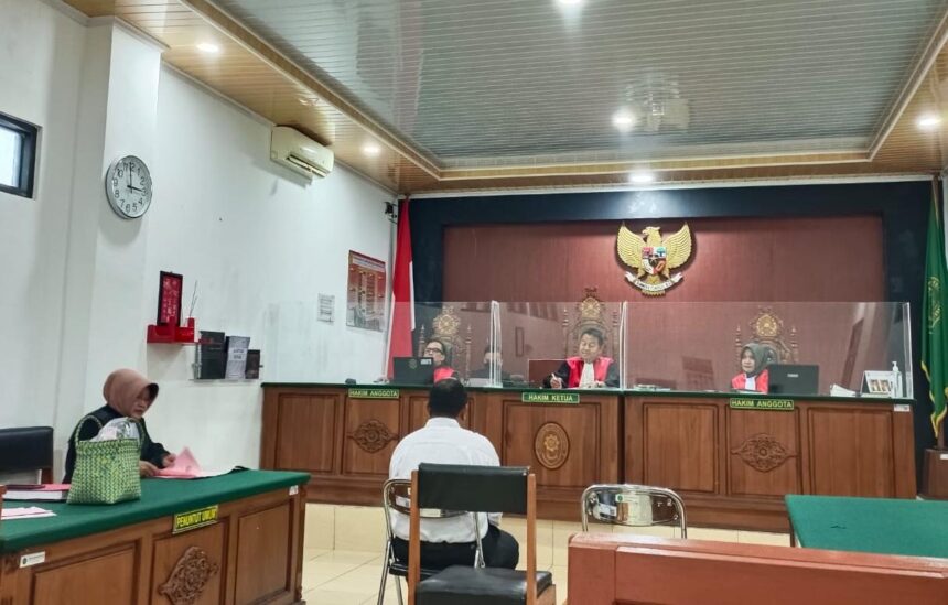 TUNTUTAN : Oknum Polisi bernama Sukadi saat dijadikan terdakwa perkara dugaan mengetahui penjualan narkotika namun tidak melapor, di PN Palangka Raya.