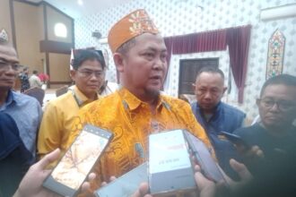 WAWANCARA : Bupati Katingan terpilih, Saiful saat diwawancarai wartawan.