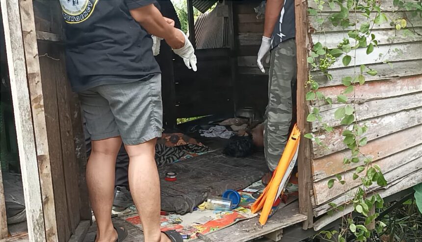 PENEMUAN MAYAT : Tim relawan dan polisi saat mengevakuasi jasad A (45), di sebuah bangunan kayu, Jalan Pelatuk Induk, Sabtu (15/2/2025). (foto:ist)