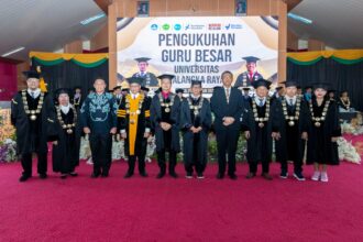 PENGUKUHAN : Universitas Palangka Raya (UPR) kembali mengukuhkan dua orang Guru Besar Prof. Bhayu Rama,S.T.,MBA.,Ph.D dan Prof.Dr.Gunarjo Suryanto Budi, M.Sc, Kamis (6/2/2025), di Aula Rahan Lantai 2 Gedung Rektorat Universitas Palangka Raya.