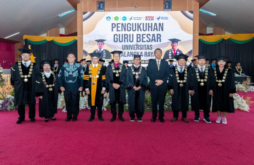PENGUKUHAN : Universitas Palangka Raya (UPR) kembali mengukuhkan dua orang Guru Besar Prof. Bhayu Rama,S.T.,MBA.,Ph.D dan Prof.Dr.Gunarjo Suryanto Budi, M.Sc, Kamis (6/2/2025), di Aula Rahan Lantai 2 Gedung Rektorat Universitas Palangka Raya.