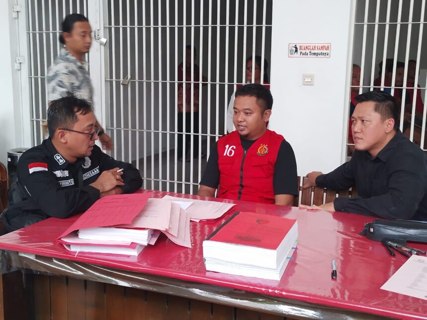 TAHAP II : Tersangka Anton Kurniawan (tengah,red) didampingi Penasehat Hukumnya, Suriyansah Halim (kanan,red) saat pelimpahan berkas tahap II dan diterima Jaksa, Dwinanto Agung Wibowo, di Kejaksaan Negeri Palangka Raya, Rabu (12/2/2025). (foto:ardi)
