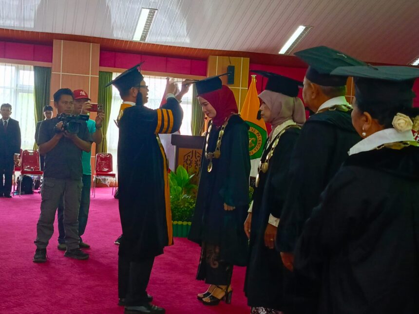 Prosesi pengukuhan dua guru besar baru di Aula Rahan, Rektorat Universitas Palangka Raya (Foto : Ist)