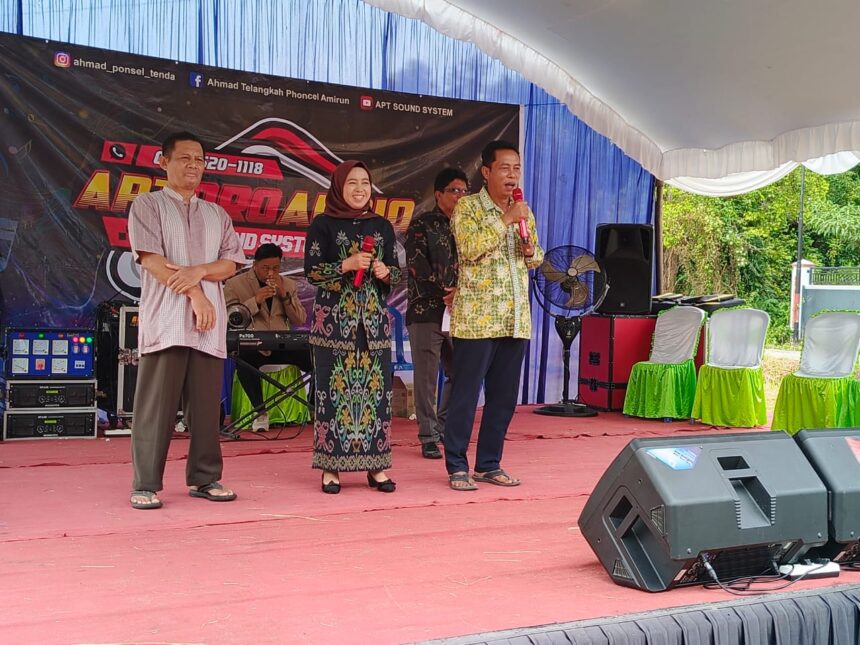 SAMBUTAN : Ketua PWI Kalteng, Muhammad Zainal selaku kakak kandung Bupati Katingan terpilih, Saiful menyampaikan sambutan pada acara syukuran kemenangan Paslon 03 Safir pada Pilkada Katingan. Hadir juga pada saat itu istri Saiful, Ny Sumiati Saiful dan Taufik selaku kakak kandung Firdaus. (foto:saleh)