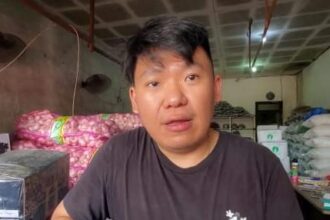 WAWANCARA : Hendri Gunawan, Pedagang Bawang Merah dan Bawang Putih saat diwawancara, di Pasar Keramat, Sampit, Kabupaten Kotim. (Foto:ist)