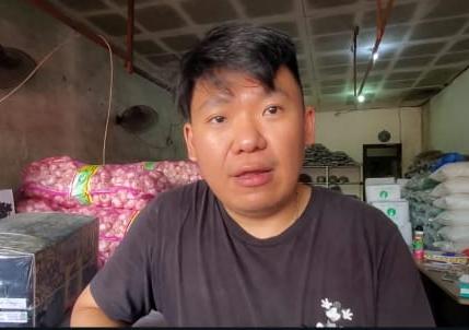 WAWANCARA : Hendri Gunawan, Pedagang Bawang Merah dan Bawang Putih saat diwawancara, di Pasar Keramat, Sampit, Kabupaten Kotim. (Foto:ist)