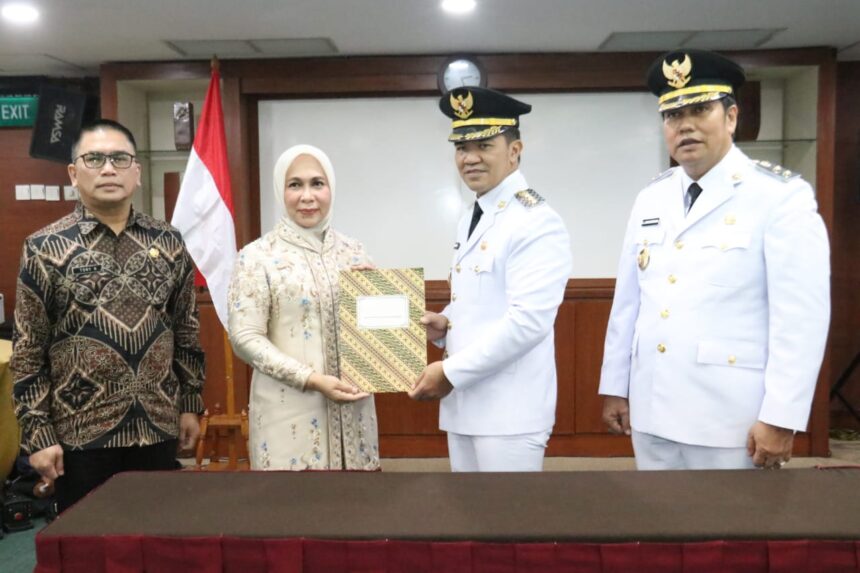 PENYERAHAN : Pj Bupati Pulpis, Nunu Andriani menyerahkan memori jabatan ke Bupati Pulang Pisau,Ahmad Rifa’i dan Wakil Bupati Pulang Pisau, Ahmad Jayadikarta. (foto:ist)