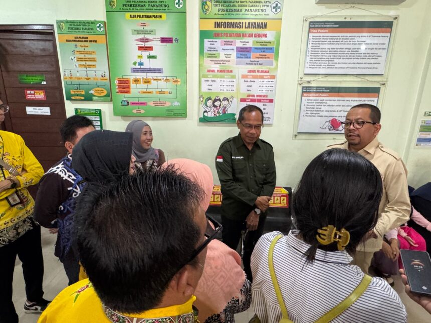 TINJAU : Wakil Kepala Staf Kepresidenan, Muhammad Qodari didampingi Kadinkes Kalteng, Suyuti Syamsul saat meninjau program cek kesehatan gratis, di Puskesmas Panarung, Kota Palangka Raya, Kamis (20/2/2025). (foto:ist)