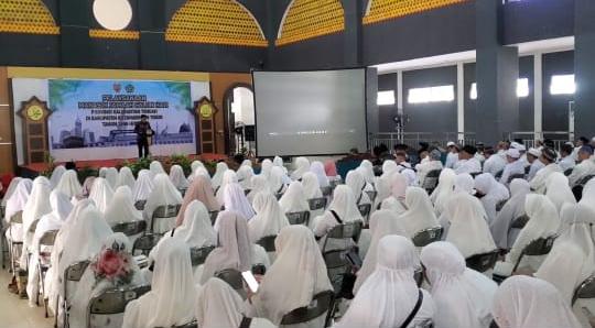 MANASIK HAJI: Ratusan CJH dari Kabupaten Kotim mengikuti Manasik Haji. (foto:ist)
