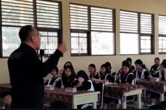 EDUKASI : Ipda Shamsudin selaku Paur Anev Subbid PID Bidhumas Polda Kalteng saat memberikan edukasi bahaya judol, di SMPN 8 Palangka Raya. (foto:ist)
