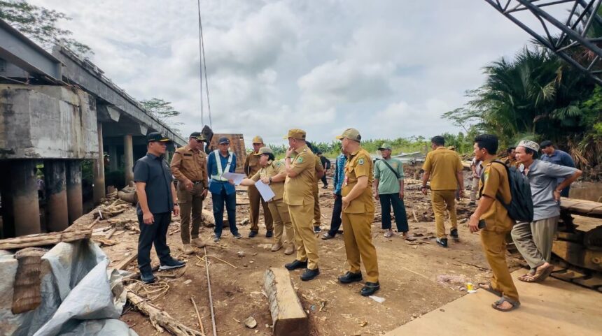 TINJAU : Wakil Bupati Kapuas Dodo, meninjau langsung kondisi jembatan tersebut pada Senin (24/2/2025). (foto:sri)