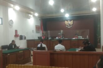 SIDANG : Terdakwa Yulyana (kanan) saat menjalani persidangan, di PN Palangka Raya, Senin (17/2/2025). (foto:ardi)