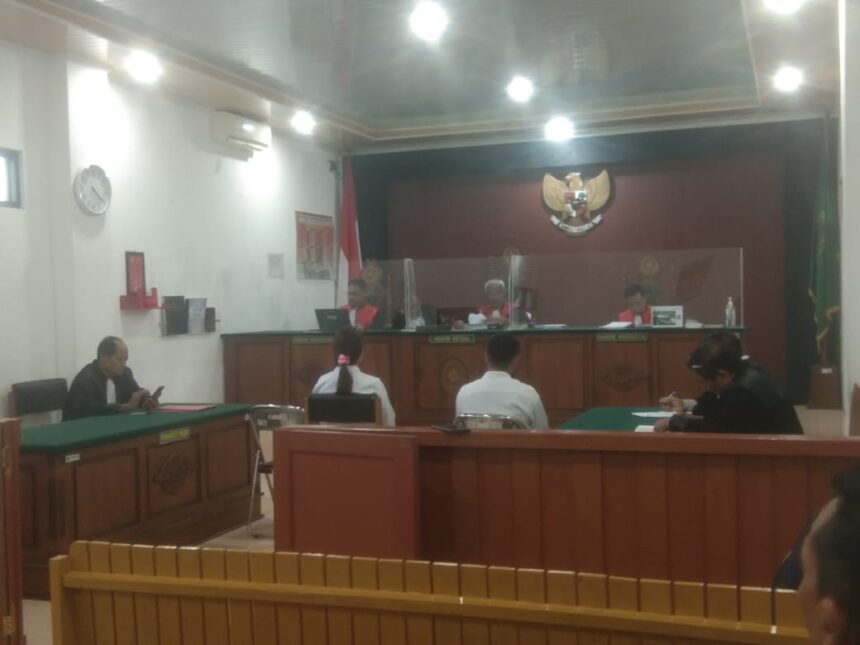 SIDANG : Terdakwa Yulyana (kanan) saat menjalani persidangan, di PN Palangka Raya, Senin (17/2/2025). (foto:ardi)