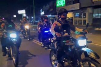 PATROLI : Anggota Kepolisian dari tim Patroli Perintis Presisi Reaksi Cepat PPRC Ditsamapta Polda Kalimantan Tengah melaksanakan kegiatan patroli Harkamtibmas, di Kota Palangka Raya, Rabu (19/2/2025) Malam. (foto:ist)