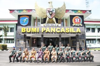 SINERGI : Gubernur Kalteng, Agustiar Sabran didampingi Wagub Kalteng, Edy Pratowo saat mengunjungi Korem 102/Pjg dan Disambut Danrem 102/Pjg, Brigjen Wimoko, Senin (10/3/2025). (foto:mmc kalteng)