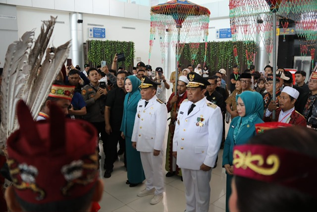PENYAMBUTAN : Gubernur Kalimantan Tengah (Kalteng), H. Agustiar Sabran beserta Ketua Tim Penggerak Pemberdayaan dan Kesejahteraan Keluarga (TP-PKK) Prov. Kalteng, Aisyah Thisia Agustiar Sabran dan Wakil Gubernur Kalteng, H. Edy Pratowo beserta istri Hj. Nunu Andriani tiba di Terminal Umum Bandara Tjilik Riwut Palangka Raya, Selasa (4/3/2025). (foto:mmc)