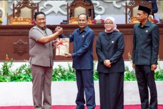 PARIPURNA : Wakil Gubernur (Wagub) Kalteng, Edy Pratowo hadiri Rapat Paripurna (Rapur) ke-5 Masa Persidangan II Tahun Sidang 2025, di Ruang Rapat Paripurna DPRD Prov Kalteng, Jumat (7/3/2025). (foto:mmc Kalteng)