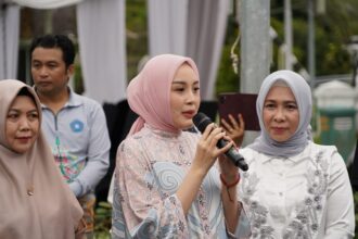 BAGI TAKJIL : Ketua Tim Penggerak Pemberdayaan dan Kesejahteraan Keluarga (TP-PKK) Provinsi Kalimantan Tengah (Kalteng), Aisyah Thisia Agustiar Sabran berbagi 1.000 takjil kepada masyarakat yang mengunjungi Bundaran Besar di Palangka Raya, Minggu (09/03/2025).  (foto:mmc kalteng)
