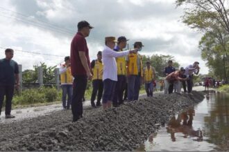 TINJAU : Gubernur Kalteng, H Agustiar Sabran meninjau jalan rusak di Lingkar Luar Palangka Raya, Sabtu (15/3/2025).  (foto:mmc kalteng)
