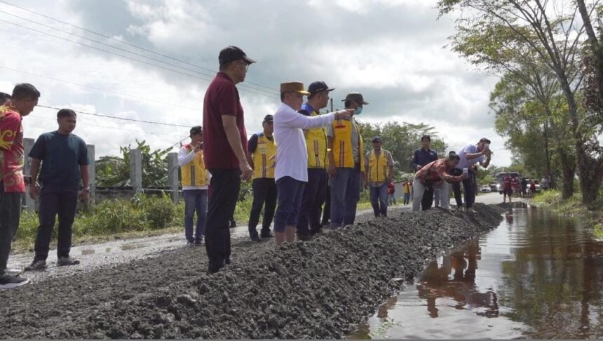 TINJAU : Gubernur Kalteng, H Agustiar Sabran meninjau jalan rusak di Lingkar Luar Palangka Raya, Sabtu (15/3/2025). (foto:mmc kalteng)