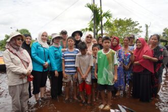 BANTUAN : Ketua TP PKK Kalteng, Aisyah Thisia Agustiar Sabran salurkan bantuan kepada masyarakat terdampak banjir di tiga titik lokasi Kelurahan Palangka, yakni Jalan Mendawai, Jalan Anoi, dan Jalan Danau Rangas, Minggu (16/3/2025). (foto:mmc)