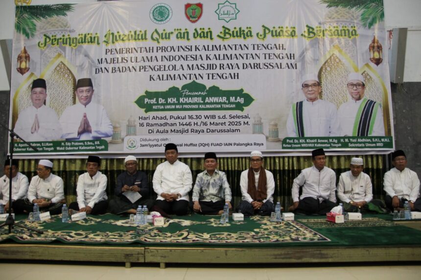 HADIRI : Gubernur  Kalteng, H Agustiar Sabran dan Wakil Gubernur (Wagub) Kalteng, H Edy Pratowo hadiri Peringatan Nuzulul Qur`an 1446 H, di Aula Masjid Raya Darussalam Palangka Raya, Minggu (16/3/2025).  (foto:mmc)